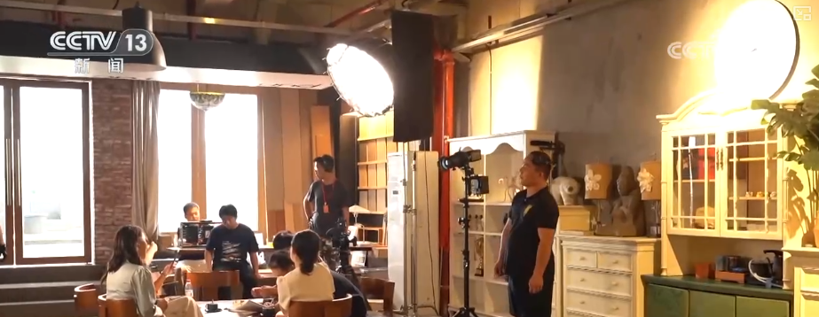 “人工智能与消费结合”“超级连接器”……多元视角启迪“新三样”全新表达模式
