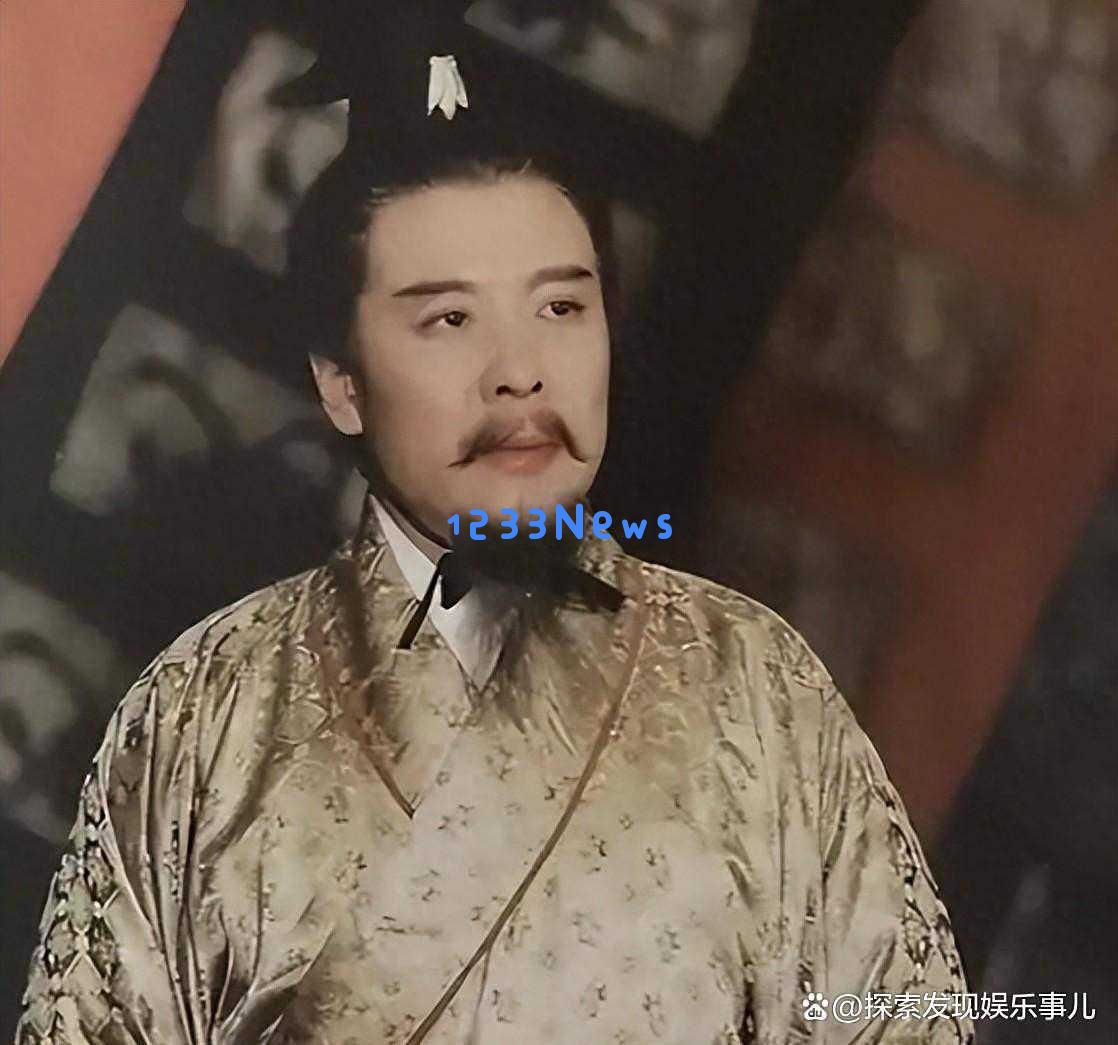 《三兄弟的情谊如戏，94版刘备孙彦军的荧屏传奇与教育之路的精彩蜕变》