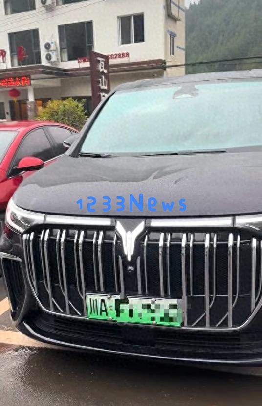 游客发布视频称在瓦屋山景区遭遇高达21474836.47元停车费用，景区回应称是外部停车场且发布者或是为了吸引关注