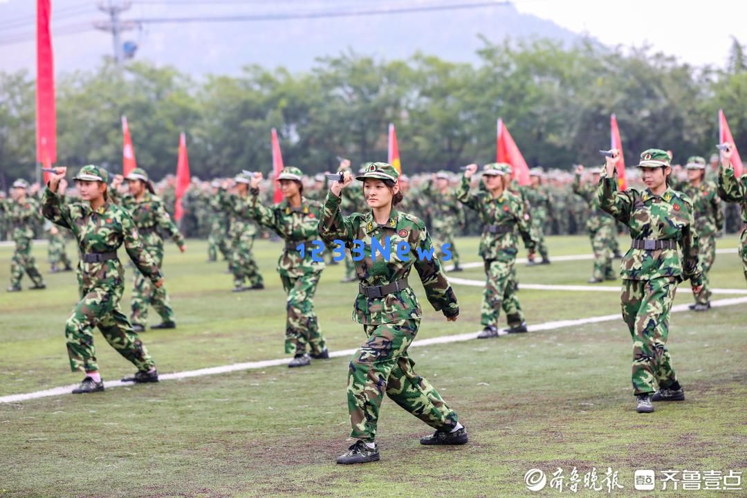 枣庄职业学院举办2025级新生军训风采展示与开学典礼活动精彩回顾