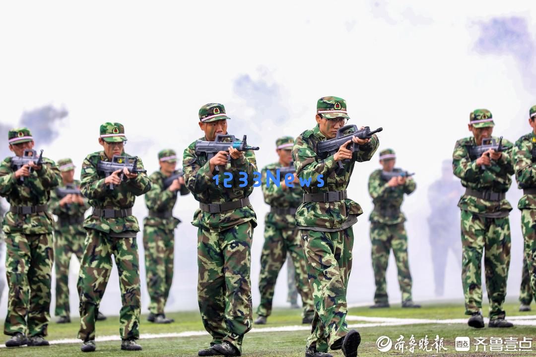 枣庄职业学院举办2025级新生军训风采展示与开学典礼活动精彩回顾