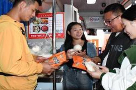 阜阳创新推出助农公交车购物服务，为农村居民提供便利自助购物体验