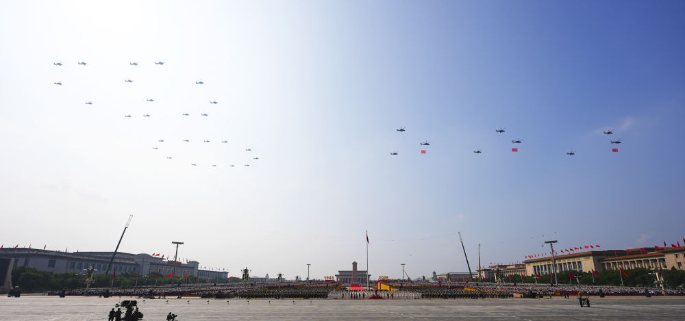 胜利日庆典大阅兵丨空中护旗梯队浩浩荡荡飞过天空，展现伟大荣耀