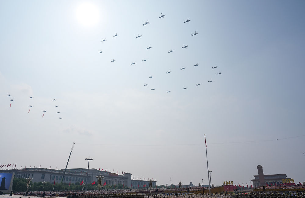 胜利日庆典大阅兵丨空中护旗梯队浩浩荡荡飞过天空，展现伟大荣耀