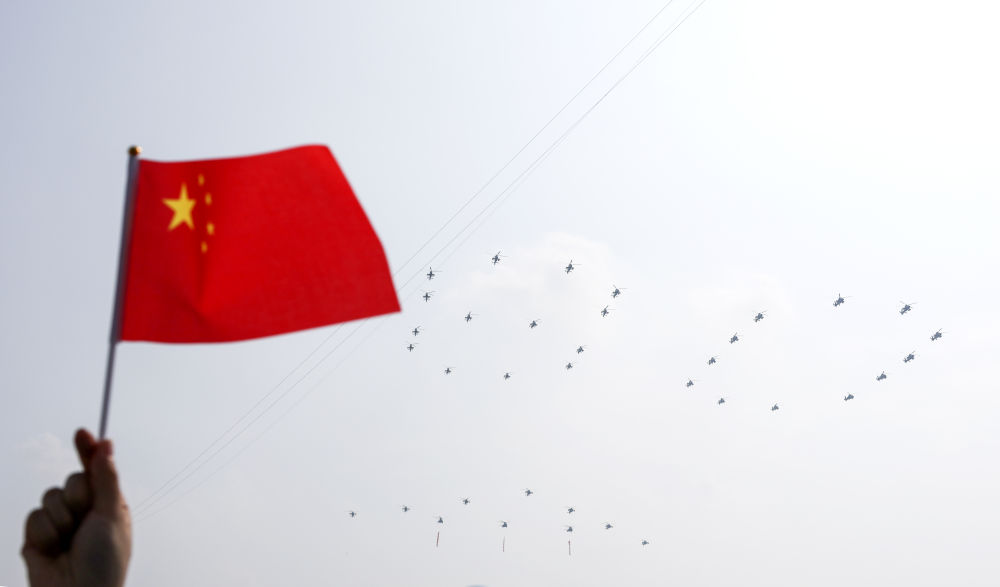 胜利日庆典大阅兵丨空中护旗梯队浩浩荡荡飞过天空，展现伟大荣耀