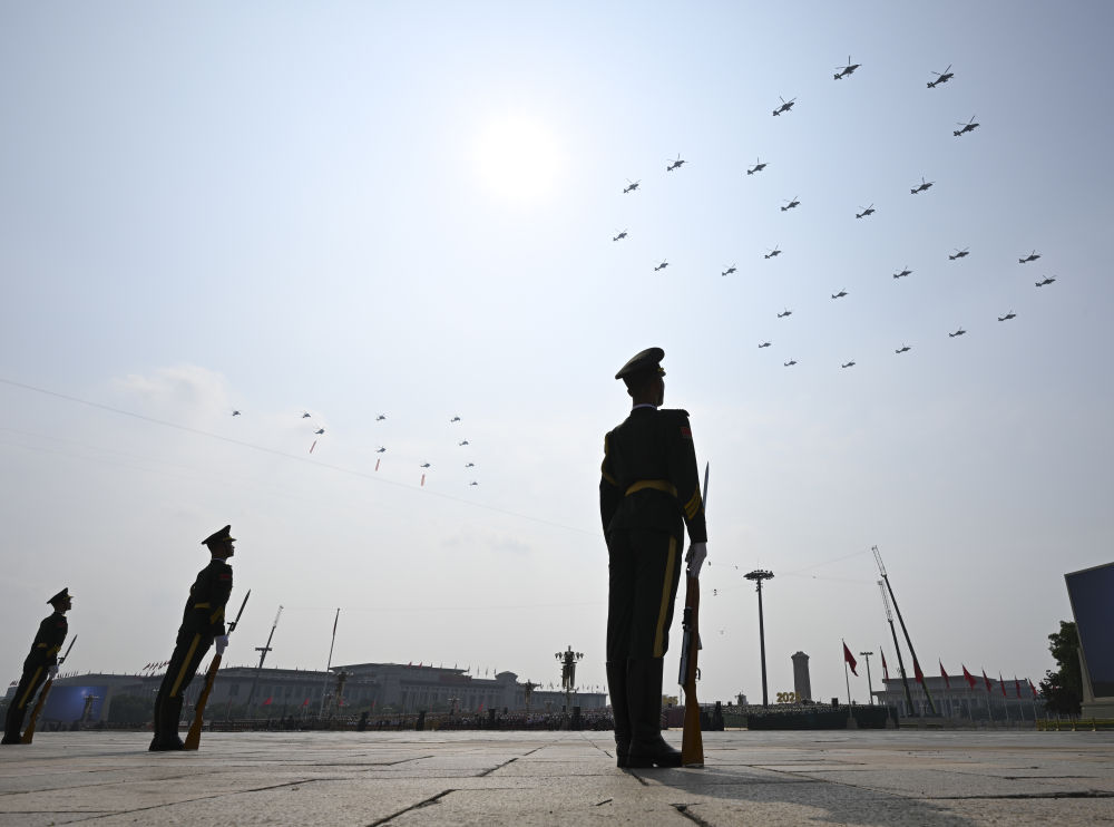胜利日庆典大阅兵丨空中护旗梯队浩浩荡荡飞过天空，展现伟大荣耀