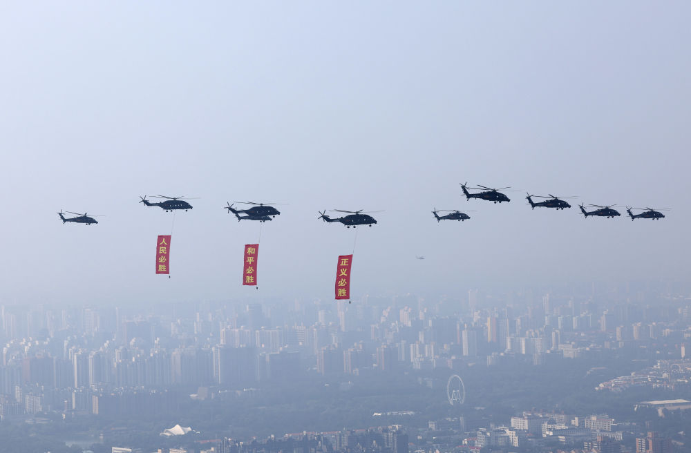 胜利日庆典大阅兵丨空中护旗梯队浩浩荡荡飞过天空，展现伟大荣耀