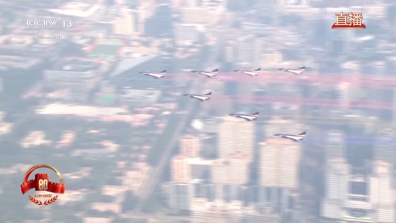 空中梯队精彩视频丨战机飞行展现14道彩烟纪念14年抗战历史