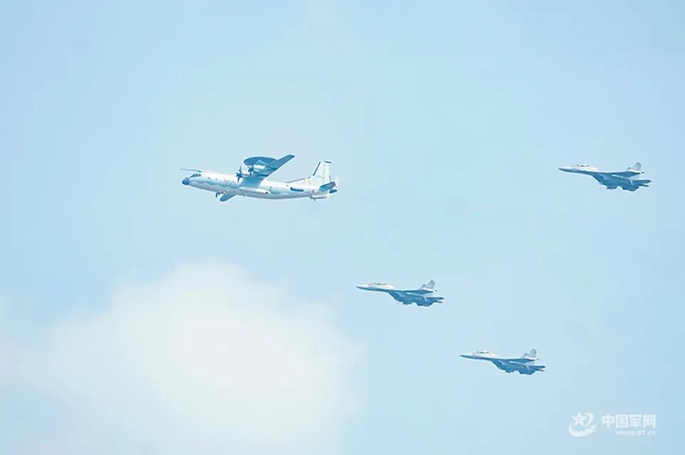 换个角度欣赏阅兵盛典丨战斗机飞越天空，瞬间定格心潮澎湃的精彩时刻