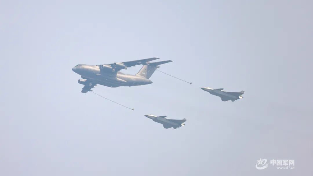 换个角度欣赏阅兵盛典丨战斗机飞越天空，瞬间定格心潮澎湃的精彩时刻