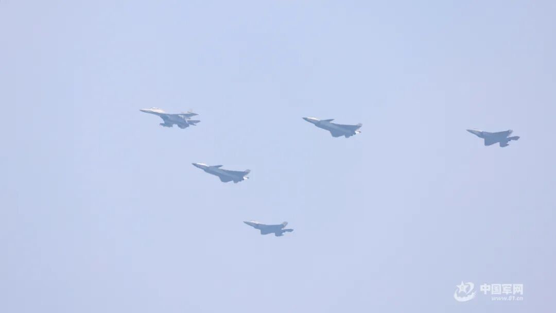 换个角度欣赏阅兵盛典丨战斗机飞越天空，瞬间定格心潮澎湃的精彩时刻