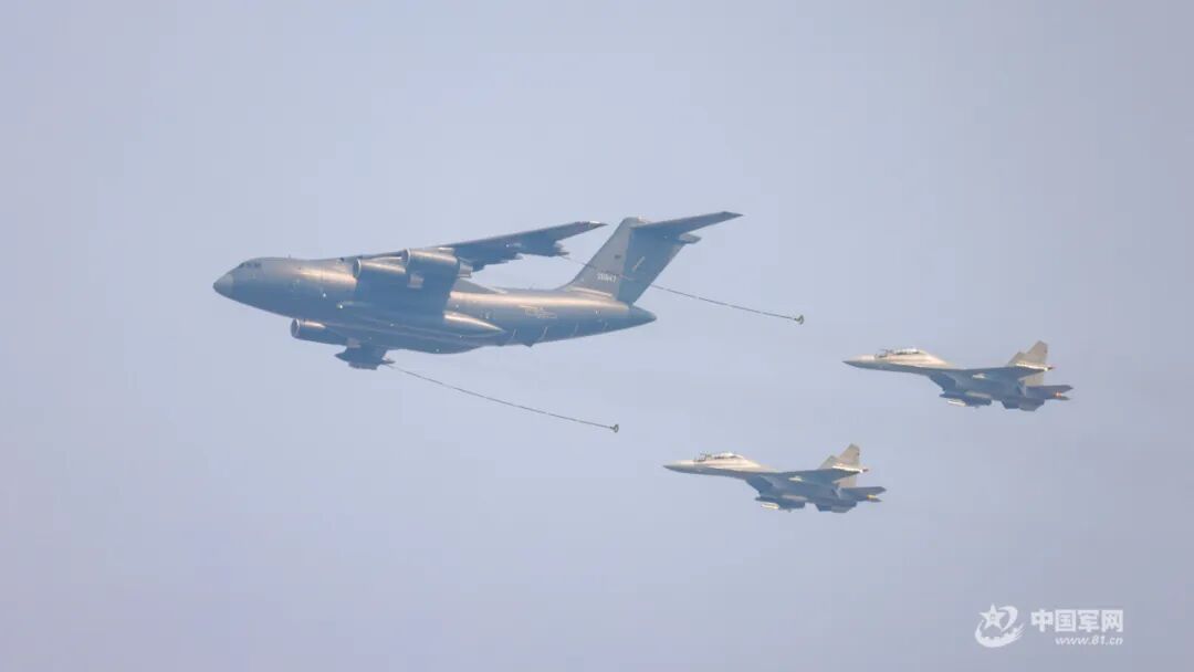 换个角度欣赏阅兵盛典丨战斗机飞越天空，瞬间定格心潮澎湃的精彩时刻