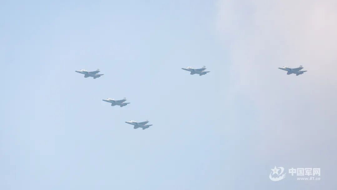换个角度欣赏阅兵盛典丨战斗机飞越天空，瞬间定格心潮澎湃的精彩时刻