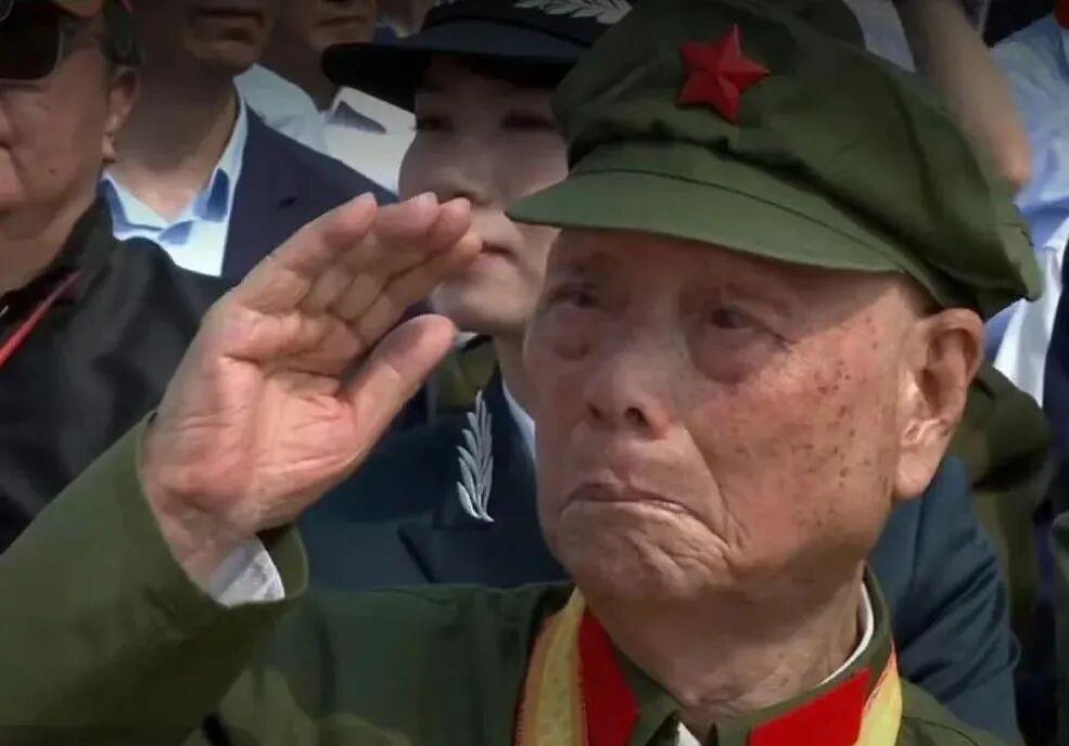 当老战士起身敬礼的瞬间，让人泪目，感恩无私奉献的精神！