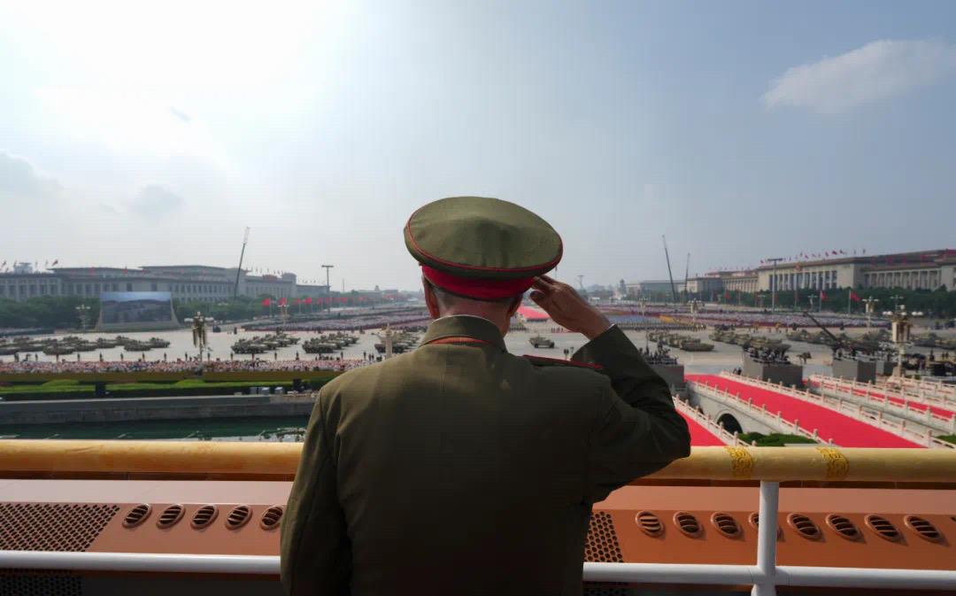 当老战士起身敬礼的瞬间，让人泪目，感恩无私奉献的精神！
