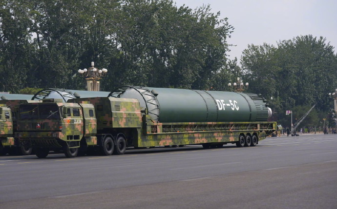 全球范围内的东风_5C有多庞大？网友评称三辆军车才能运输得动