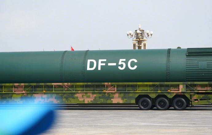 全球范围内的东风_5C有多庞大？网友评称三辆军车才能运输得动