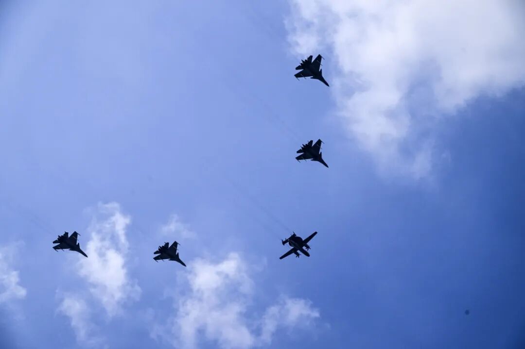 长空利剑，雄风勃发！见证空中梯队荣耀受阅的瞬间时刻