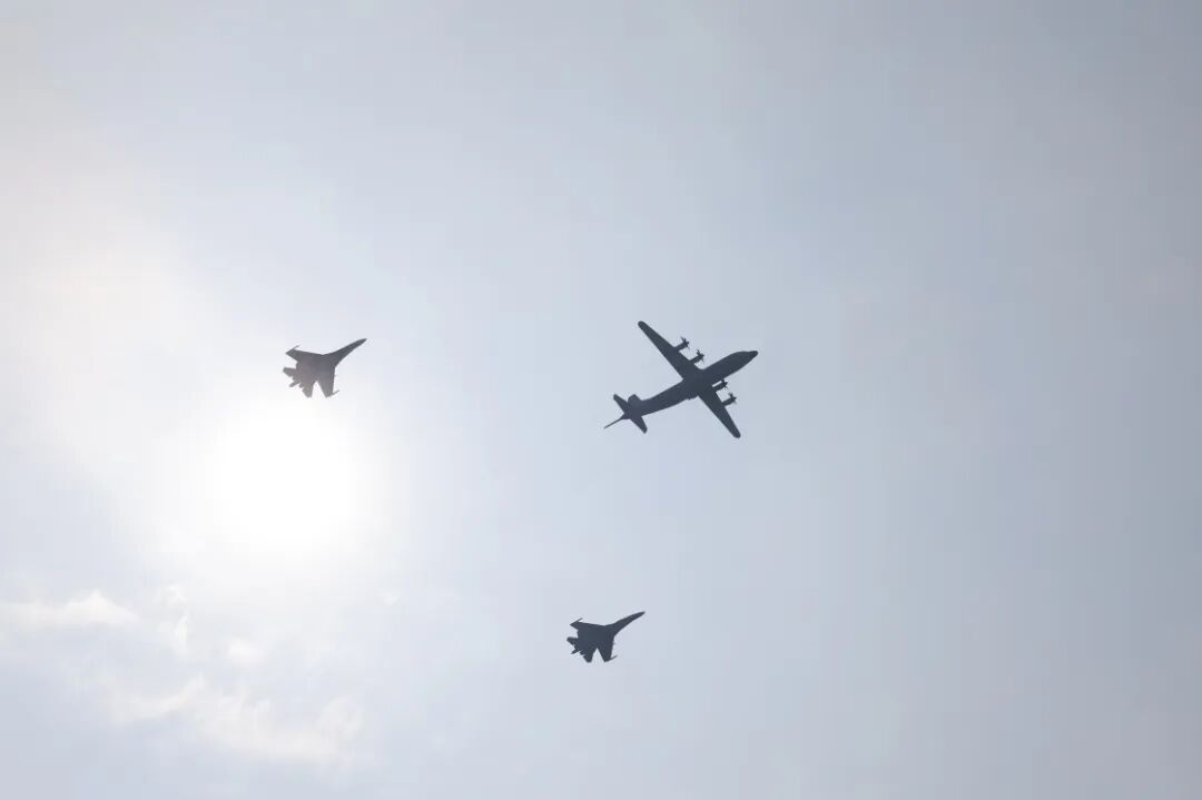 长空利剑，雄风勃发！见证空中梯队荣耀受阅的瞬间时刻