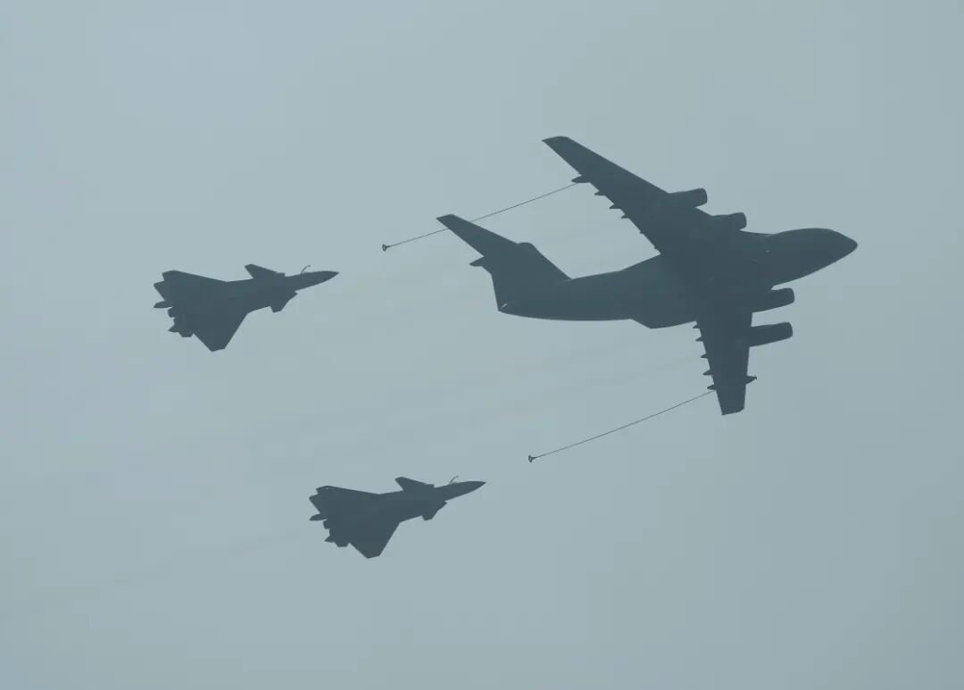 长空利剑，雄风勃发！见证空中梯队荣耀受阅的瞬间时刻