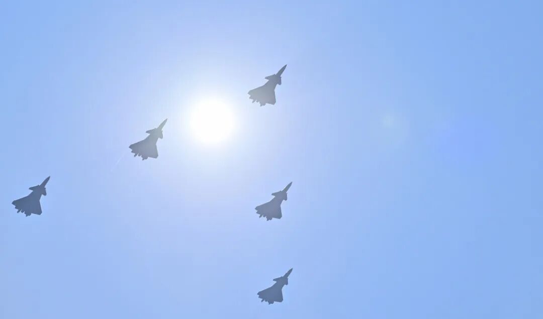 长空利剑，雄风勃发！见证空中梯队荣耀受阅的瞬间时刻