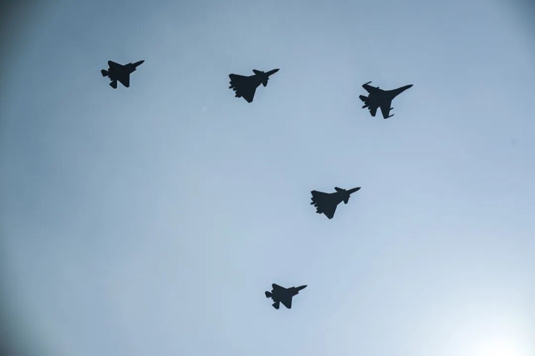 长空利剑，雄风勃发！见证空中梯队荣耀受阅的瞬间时刻