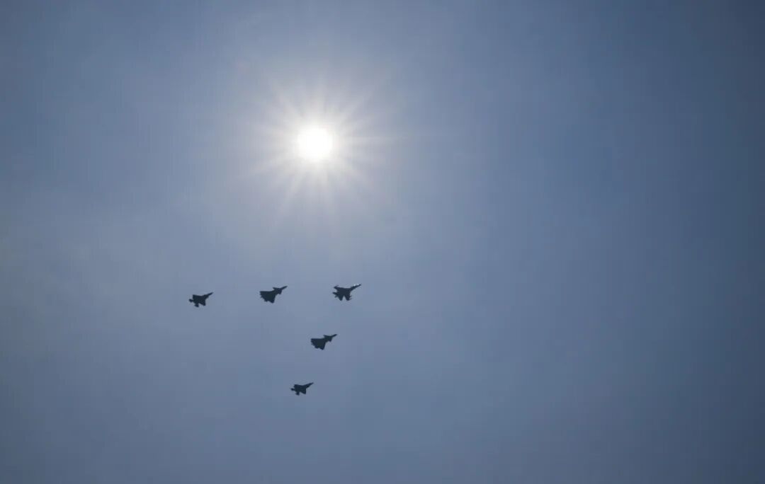 长空利剑，雄风勃发！见证空中梯队荣耀受阅的瞬间时刻