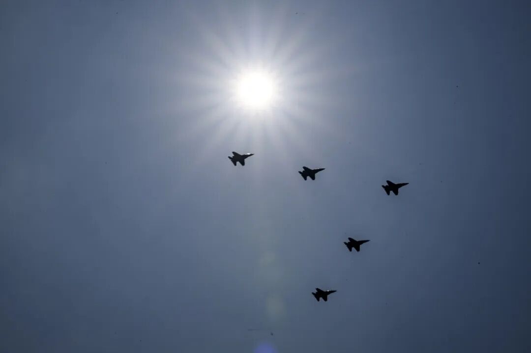 长空利剑，雄风勃发！见证空中梯队荣耀受阅的瞬间时刻