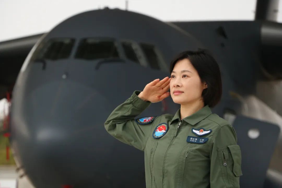 最美女机长在阅兵中闪耀，她是谁？