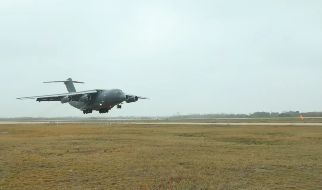 最美女机长在阅兵中闪耀，她是谁？