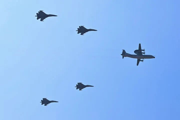 【环时解读·阅兵仪式精彩装备】空中梯队中的机型亮点分析与专家观点