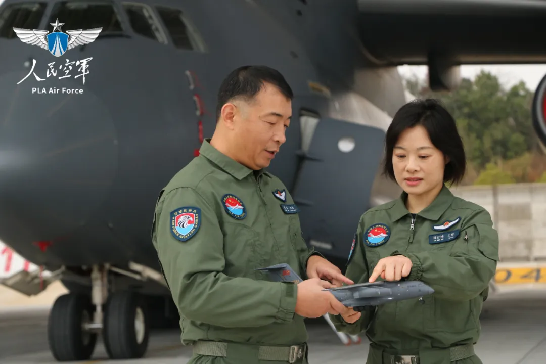 这对夫妇，宛如现实中的“携手共飞”双翼齐飞！