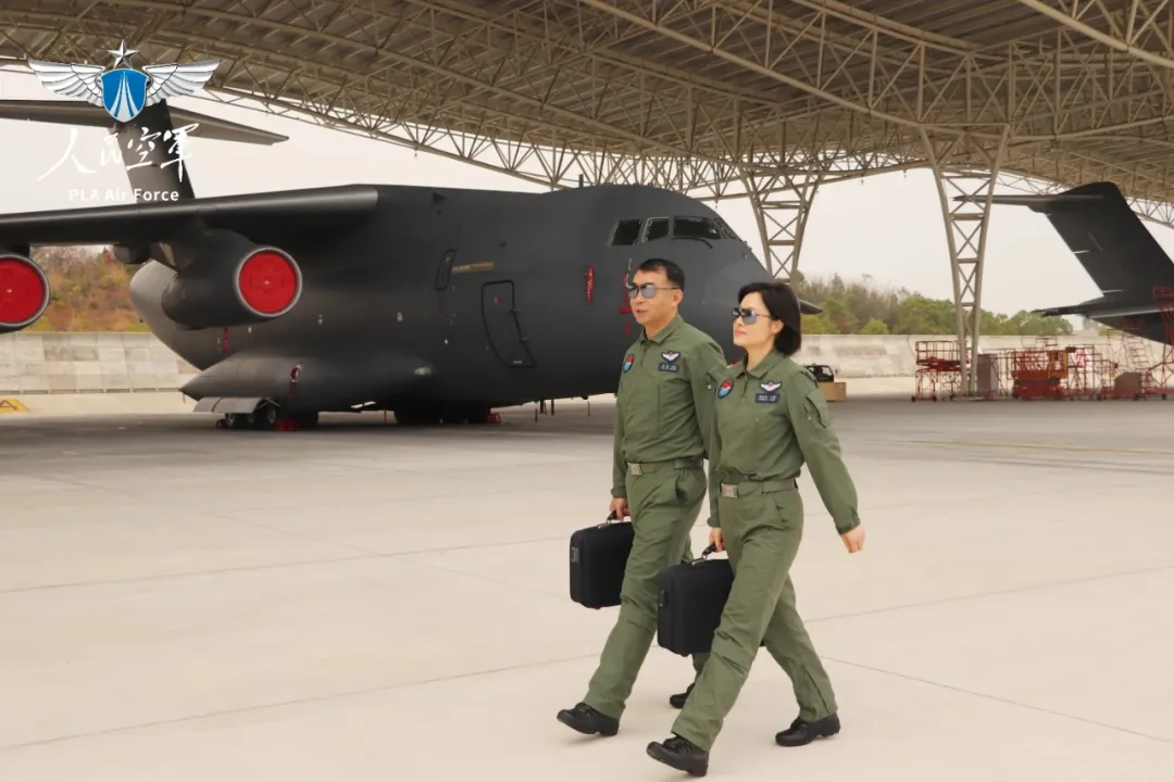 这对夫妇，宛如现实中的“携手共飞”双翼齐飞！