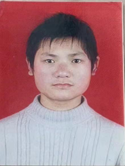 感人至深！他携带祖辈遗照，满怀敬意前来观礼……