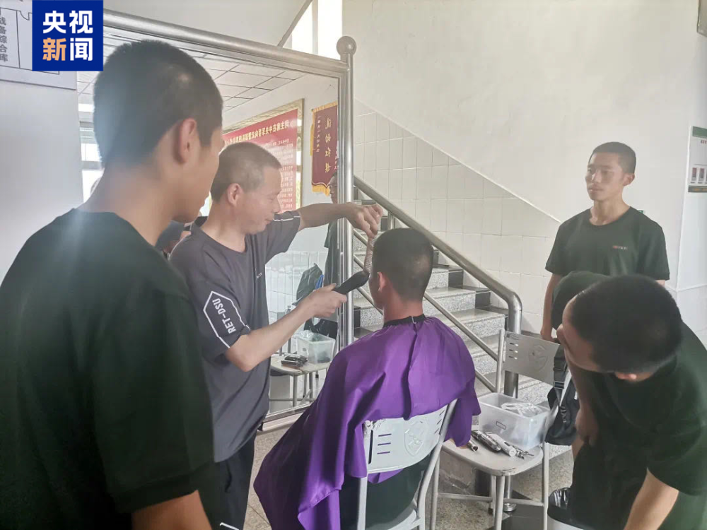 感人至深！他携带祖辈遗照，满怀敬意前来观礼……