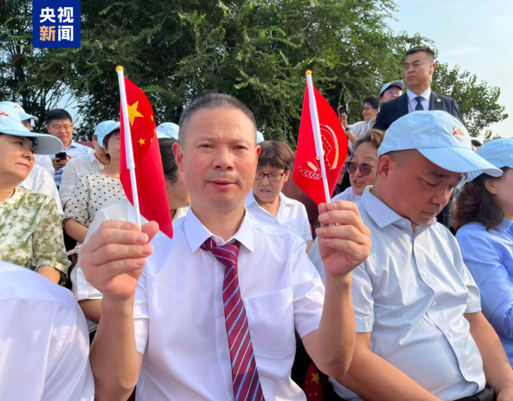 感人至深！他携带祖辈遗照，满怀敬意前来观礼……