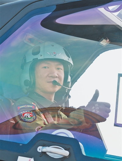 再度飞越天安门，备战下一次空中壮行的他已跃跃欲试