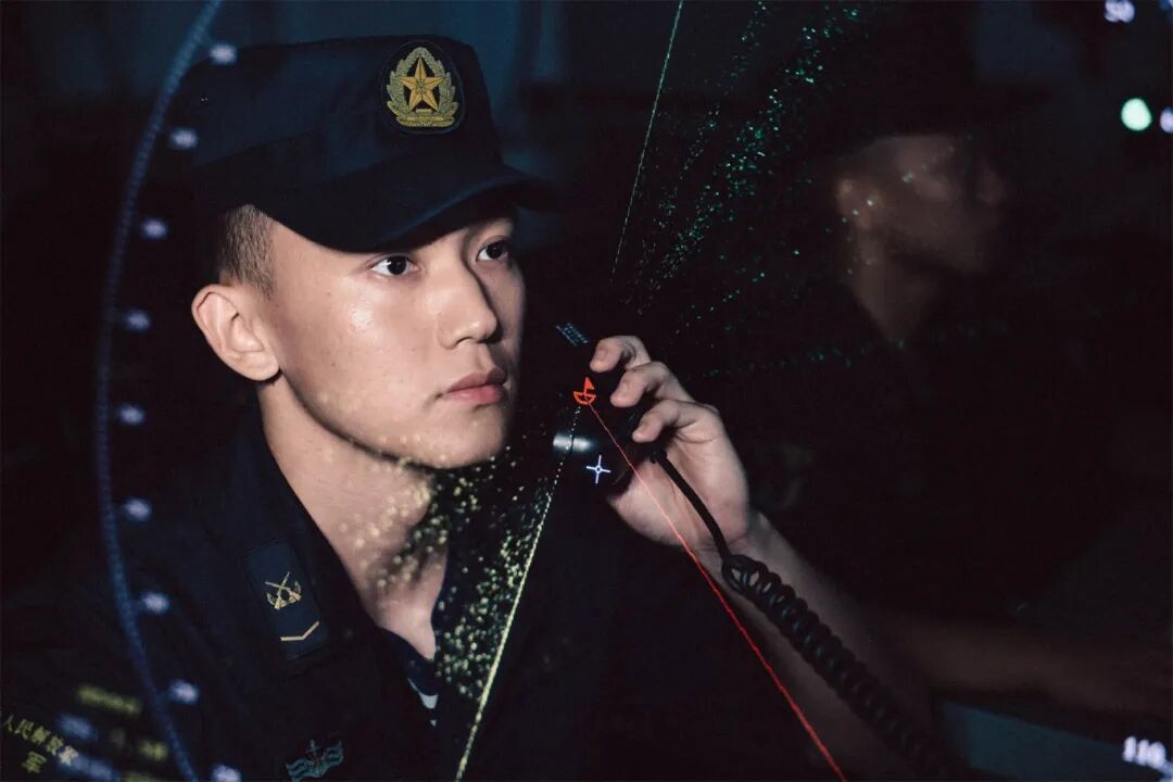 深蓝幽影，警报声骤然响起，一场未知的危机即将降临……