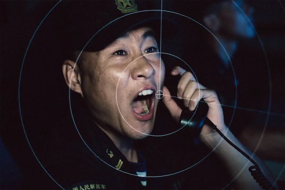 深蓝幽影，警报声骤然响起，一场未知的危机即将降临……