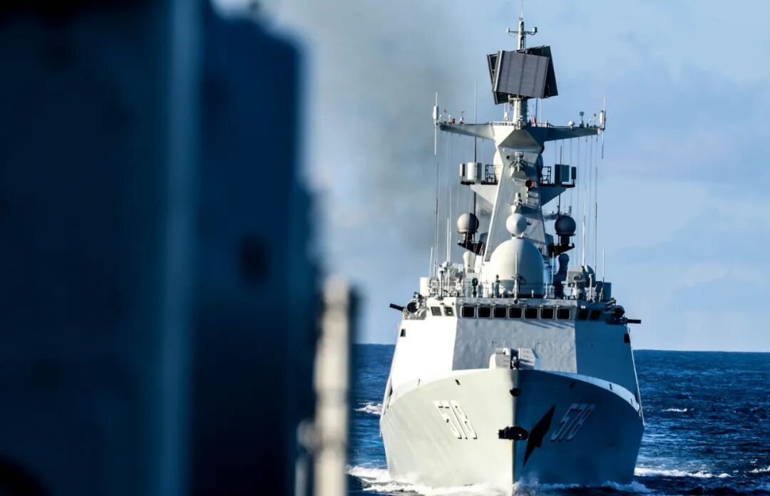 全力以赴！舰艇编队实弹射击精彩瞬间引人注目