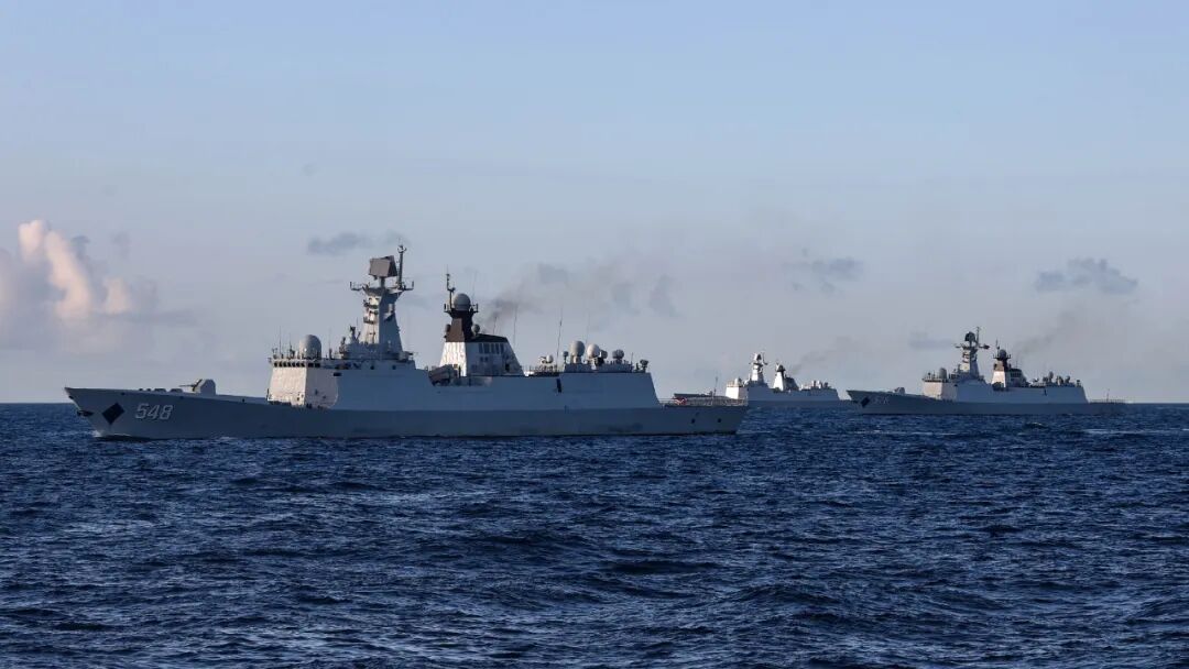 全力以赴！舰艇编队实弹射击精彩瞬间引人注目