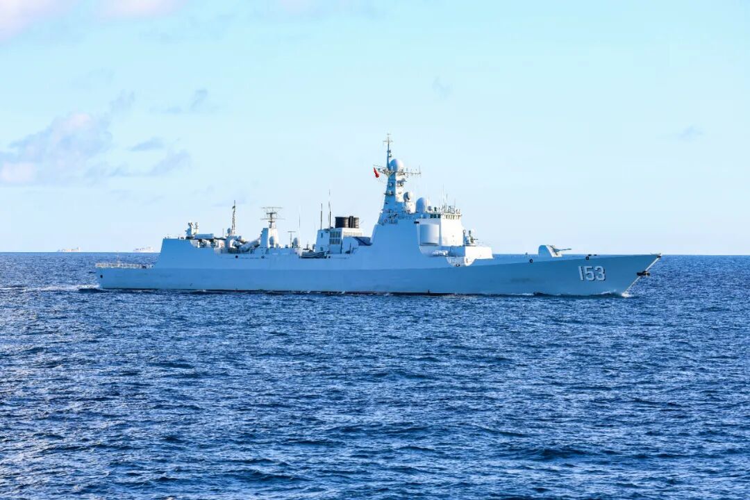 全力以赴！舰艇编队实弹射击精彩瞬间引人注目