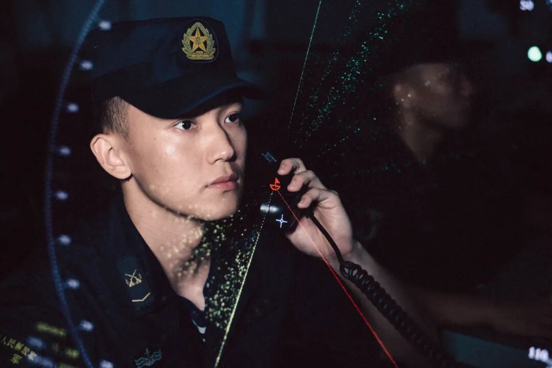 全力以赴！舰艇编队实弹射击精彩瞬间引人注目