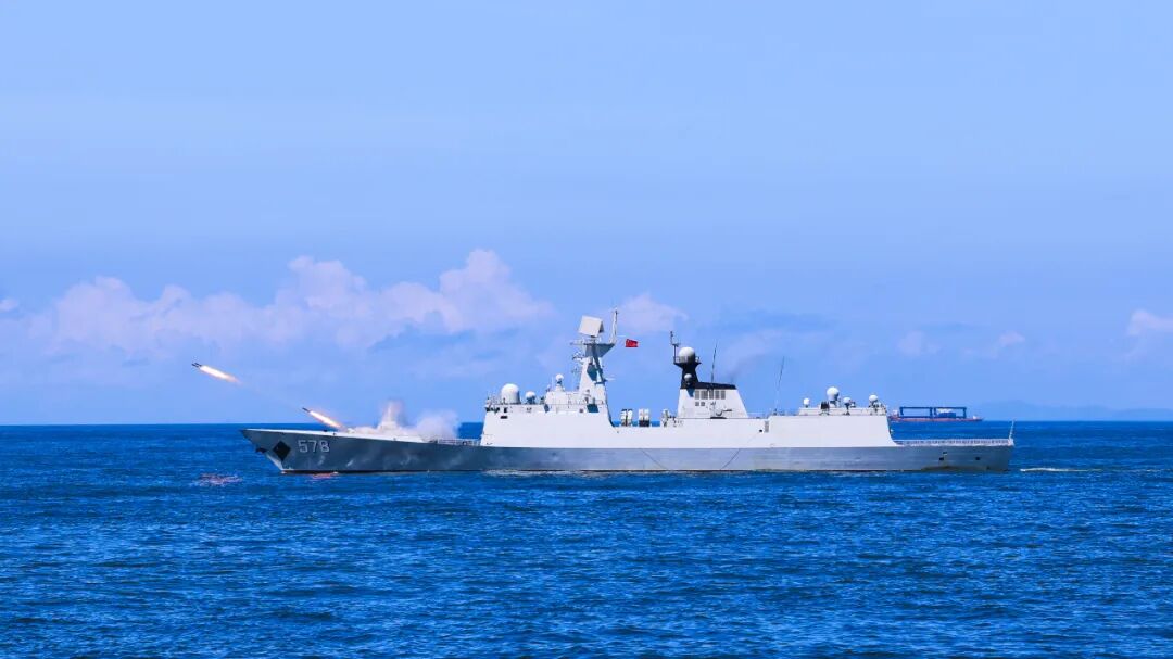 全力以赴！舰艇编队实弹射击精彩瞬间引人注目