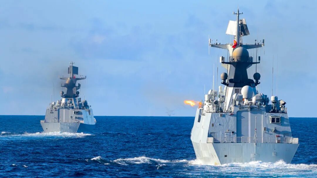 全力以赴！舰艇编队实弹射击精彩瞬间引人注目