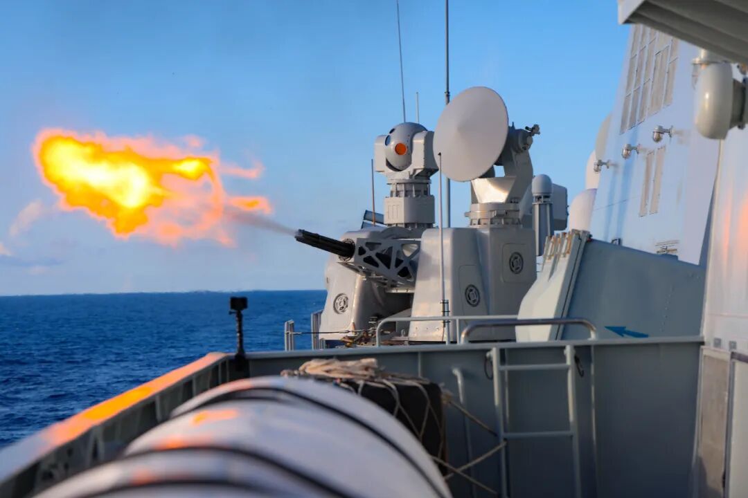 全力以赴！舰艇编队实弹射击精彩瞬间引人注目