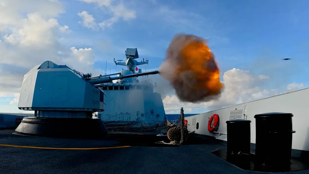 全力以赴！舰艇编队实弹射击精彩瞬间引人注目