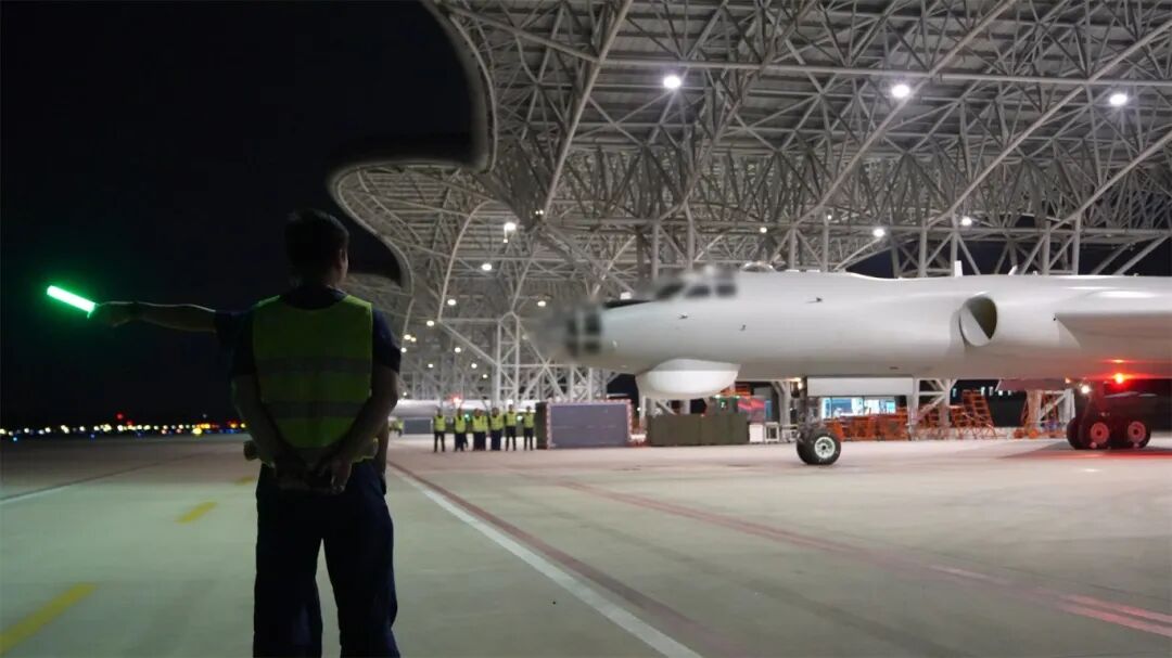 东部战区空军某部夜间飞行训练正式启动，夜鹰出击展现空中战力