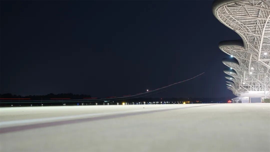 东部战区空军某部夜间飞行训练正式启动，夜鹰出击展现空中战力