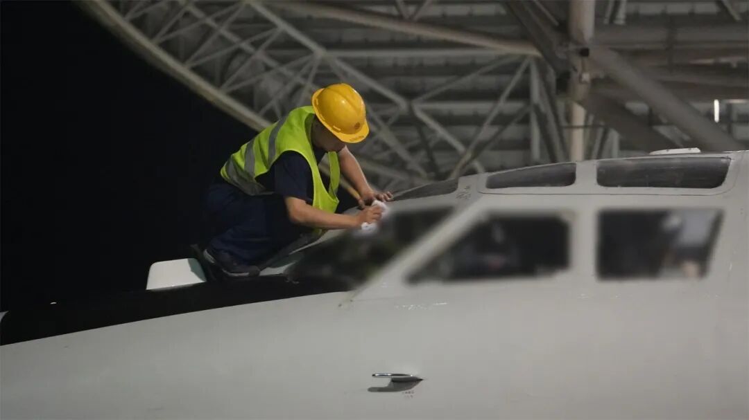 东部战区空军某部夜间飞行训练正式启动，夜鹰出击展现空中战力